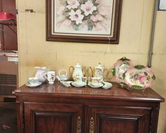 Gorgeous HENRYDON BUFFET/ SIDEBOARD 
ON CASTERS LIKE NEW