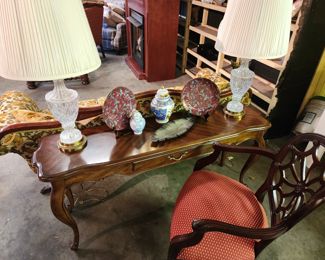 NICE DREXEL FRENCH PROVENCAL DESK OR SOFA TABLE, SPIDER BACK CHAIR