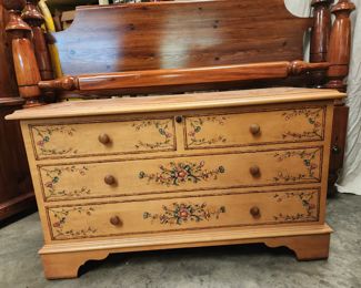 PRETTY PAINTED FRONT LANE CEDAR CHEST. LOOKS NEW