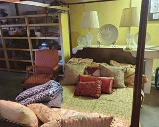 Full size canopy bed