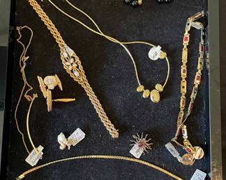 18 karat Tiffany necklace, 14 karat gold in Sapphire Necklace 14 karat gold an opal bracelet, etc.