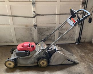 Honda Hydrostatic self propelled lawnmower with bagger