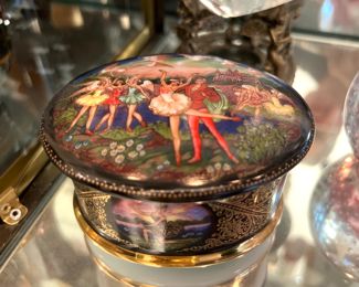 1992 Ardleigh Elliot and Sons Swan Lake Porcelain music box 