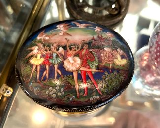 1992 Ardleigh Elliot and Sons Swan Lake Porcelain music box 