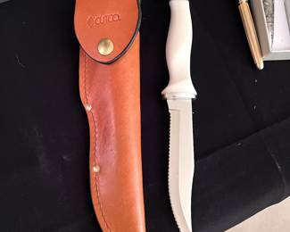 Cutco Serrated hunting knife w/ leather sheath - Like New