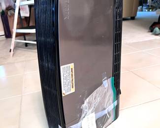 Oreck air purifier w/remote