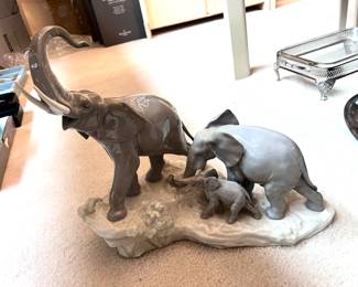 Lladro #1150 "Elephants Walking" 