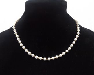 14k Yellow Gold Pearl Necklace	
