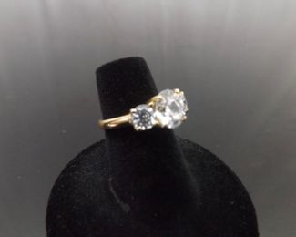 14k Yellow Gold Zirconia Ring Size 5	
