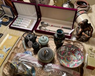 Collection of small oriental objects de art