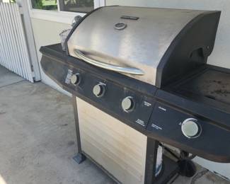 Grill King Gas Bar-B-Que with Propane tank $125