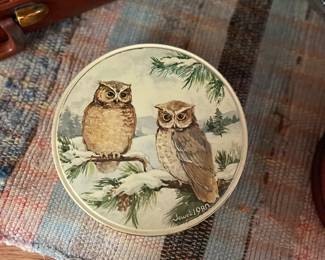 Vtg. Owl 1980 cookie tin