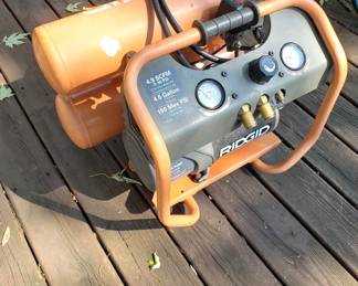 Rigid 4.5 Gal. dual tank compressor - Works Great