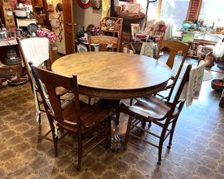 Beautiful Vtg. Oak table w/claw and w/3 leaves