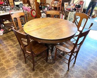 Beautiful Vtg. Oak table w/claw and w/3 leaves