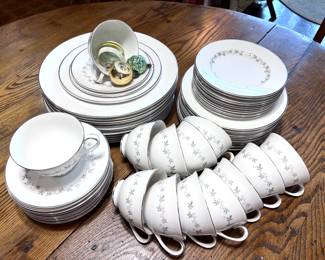 Royal Doulton bone china 5pc place setting for 12