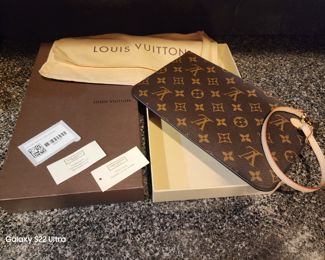 LV Neverfull Pouchette  NEW in box with Dustbag and Tags $600