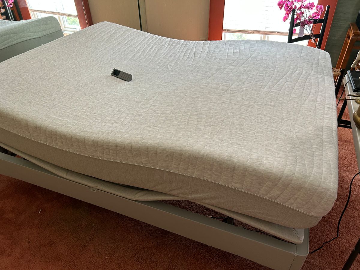 ADJUSTABLE QUEEN BED WITH REMOTE.