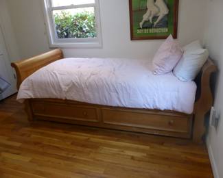 Trundle sleigh bed