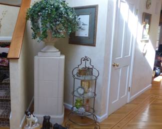 Decorative vase and pedestal, round 4 tier metal/glass display stand