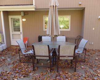 Brown Jordan outdoor table with 6 chairs & umbrella