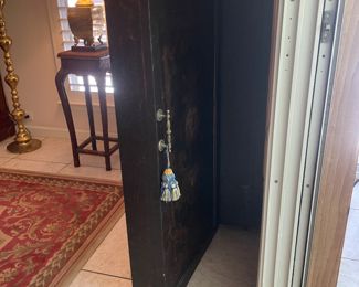 $450 	
Bar 47""Hx24Wx18 1/2D opened 48""W"	