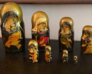 $250 	
Russian dolls Religious set one crack in one (7)