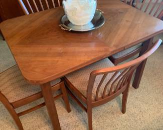 Beautiful Mid Century Wood Table with 4 chairs (table expands)