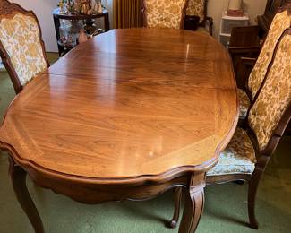 Thomasville dining set with 2 leafs and 8 chairs