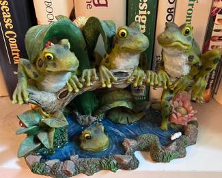 Frog figurines 