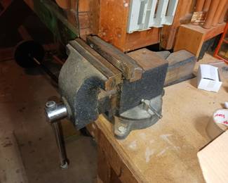 Bench vise