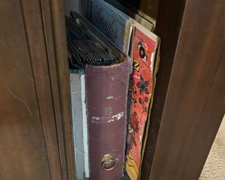 	#28	Antique Victrola with records. Turns 33x21x35	 $80.00 				