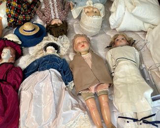 Huge collection of vintage dolls!!