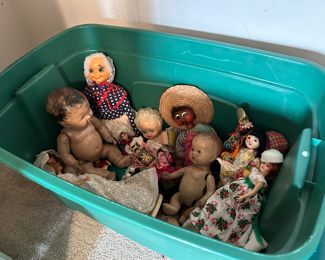Huge collection of vintage dolls!!