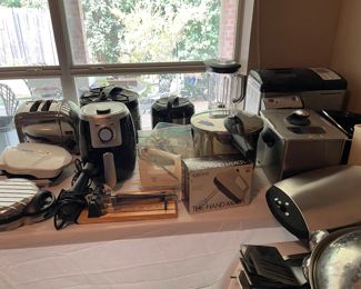 Blenders, toasters, hand mixers, frying basket, bread maker