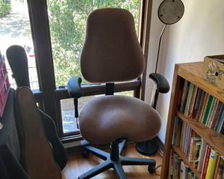 Adjustable hi back office chair 