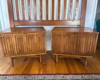 Pair of Broyhill Sculptra MCM Commode /Nightstands , H: 21.5, W:  24", Queen headboard 