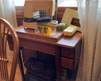 SINGER SEWING MACHINE
