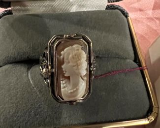 Reversible cameo ring