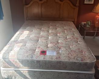Full size bed w mattress 