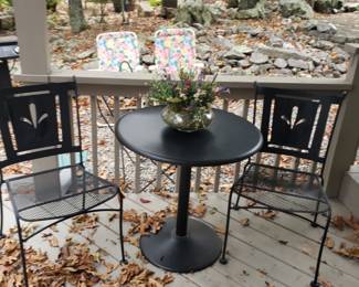 Patio Pedestal table w 2 chairs