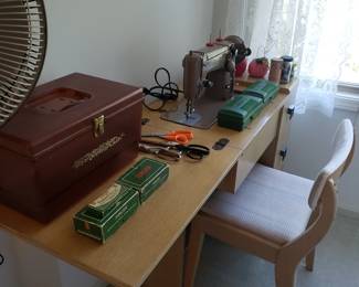 SINGER Sewing machine in cabinet