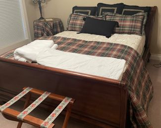 Queen size sleigh bed
