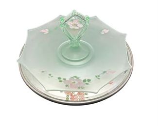 Lot 1007   1 Bid(s)
Vintage Lancaster Glass Center Handle Floral Serving Tray