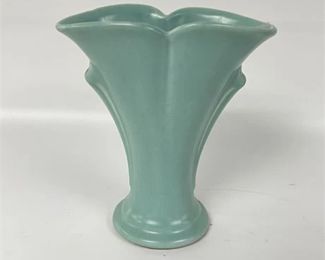 Lot 947   5 Bid(s)
Shawnee Tulip Style Table Vase, Teal Blue