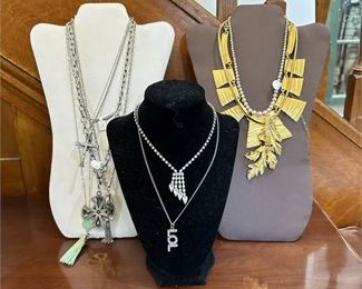 Lot 996   2 Bid(s)
Assorted Necklace Buyout No.1