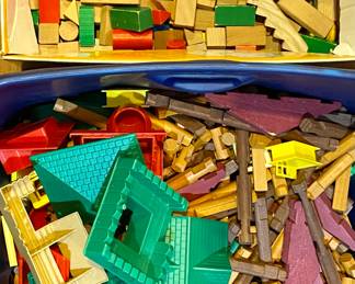 HUGE Lincoln Logs Lot
Vintage Wooden Toy Block Set