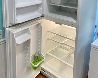 Both freezer and fridge work
