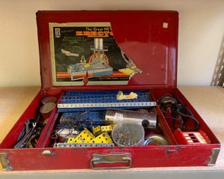 Large Vintage Erector Set in Original Metal Box - Set 1