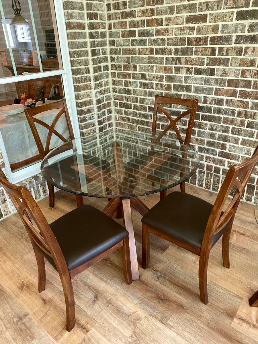 Gorgeous Glass Top Table w/4 Chairs